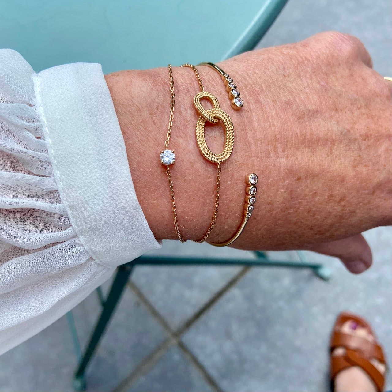 3 bracelets femme plaqué or portés en gros plan