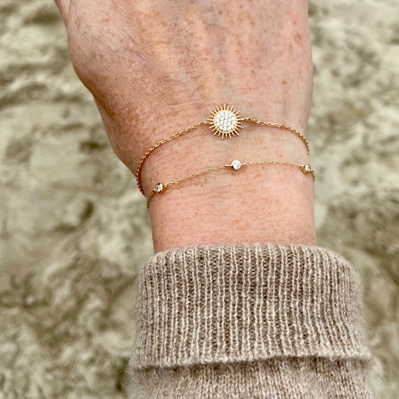 bracelet plaque or en forme de soleil