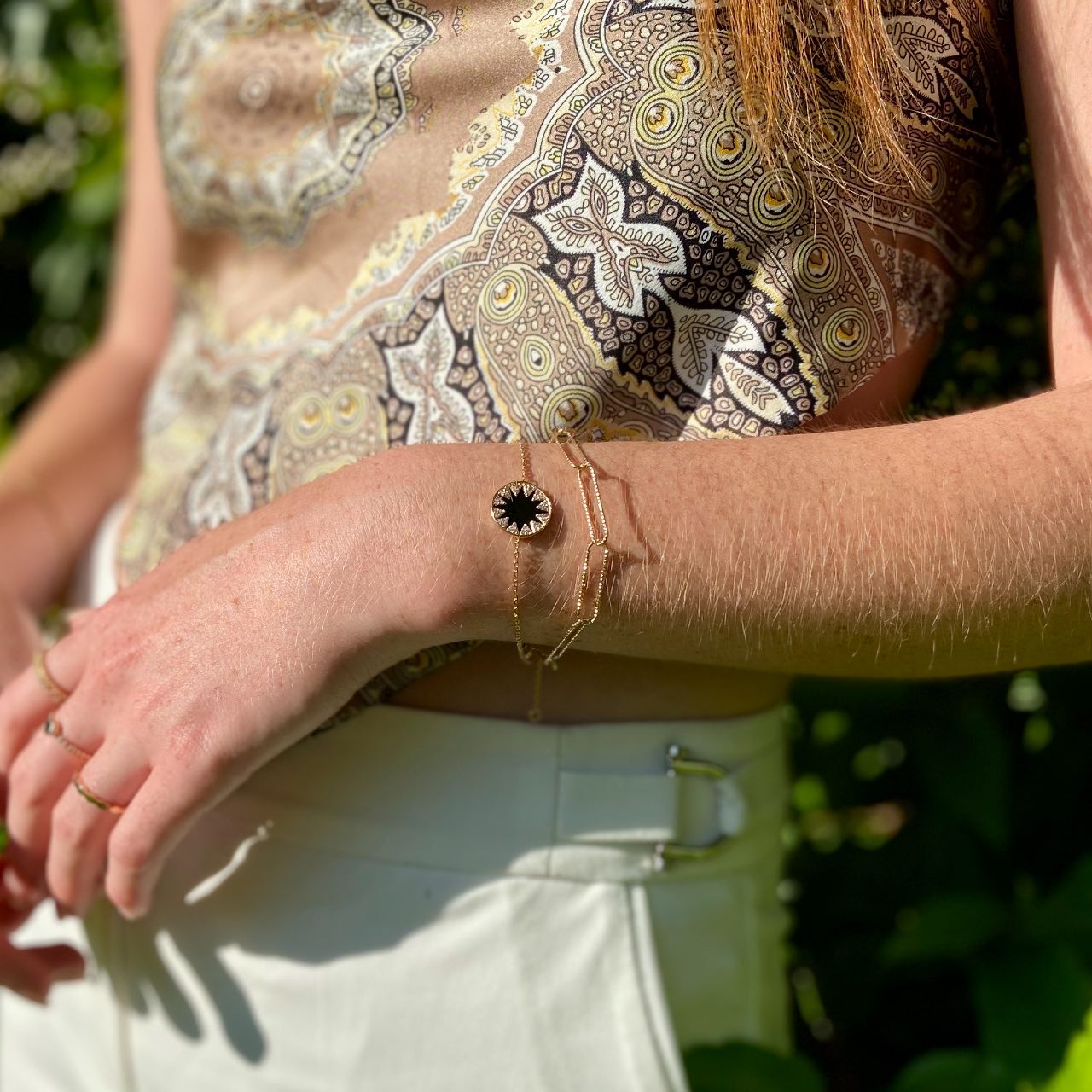 Jeune fille portant 2 bracelets en plaqué or 18 carats