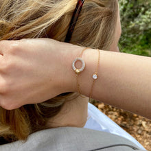 2 bracelets plaqué or porté par une jeune femme