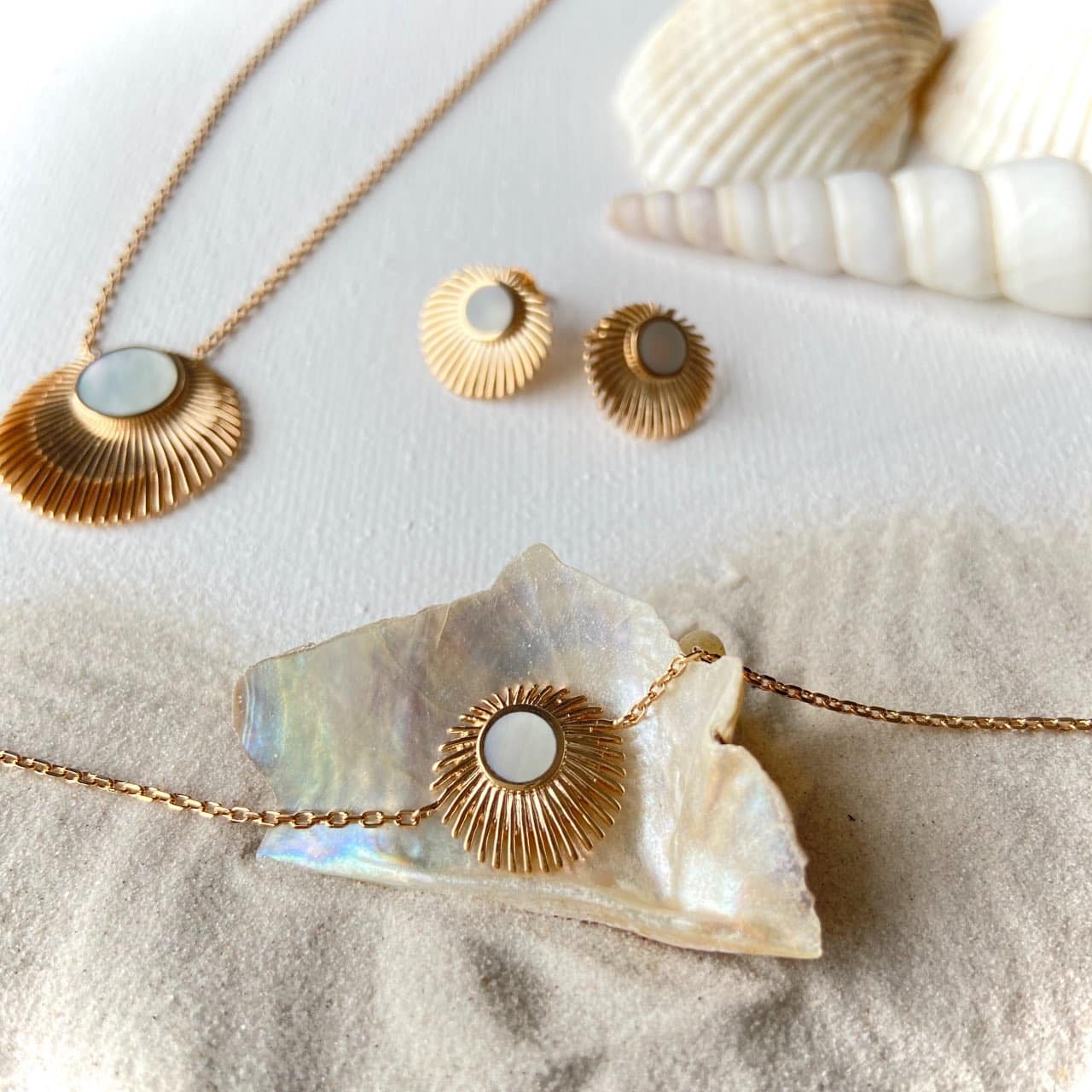collier bracelet et boucles plaqué or forme coquillage