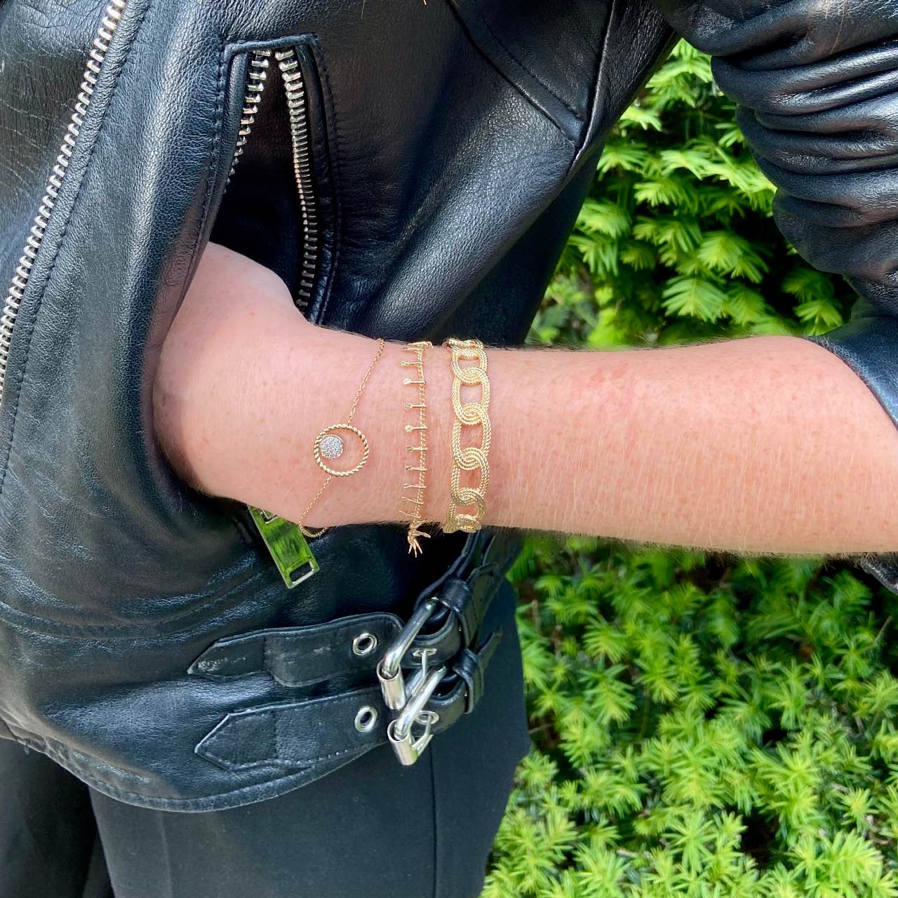 Jeune fille portant plusieurs bracelets en plaqué or