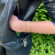 Jeune fille portant plusieurs bracelets en plaqué or