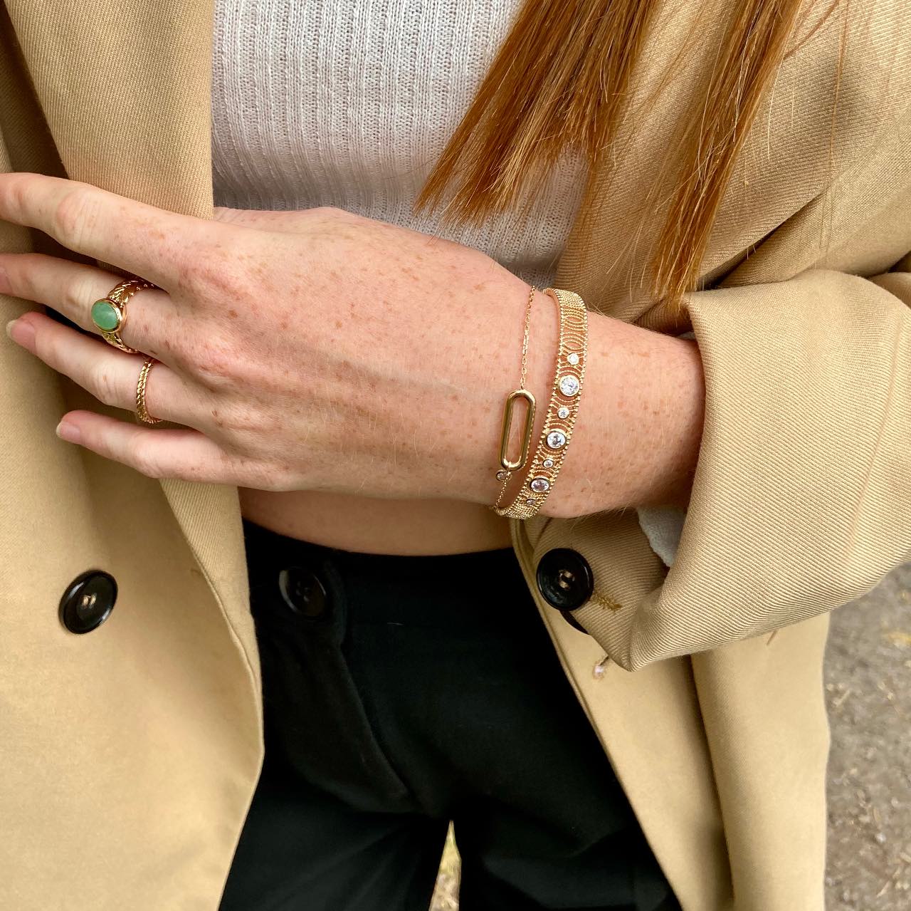 jeune fille portant un bracelet jonc plaqué or 18k