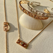 Gros plan bijoux plaqué or 18k