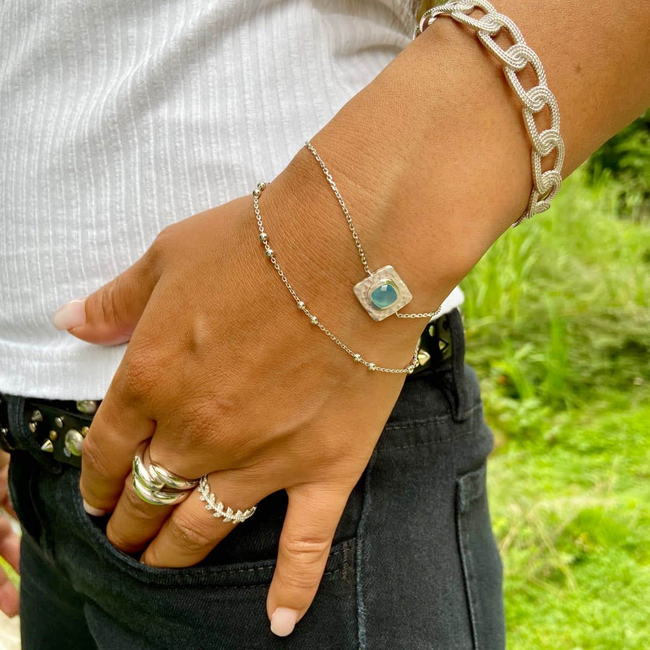 jeune femme portant 3 bracelet argent fantaisie pierre naturelle