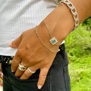 jeune femme portant 3 bracelet argent fantaisie pierre naturelle