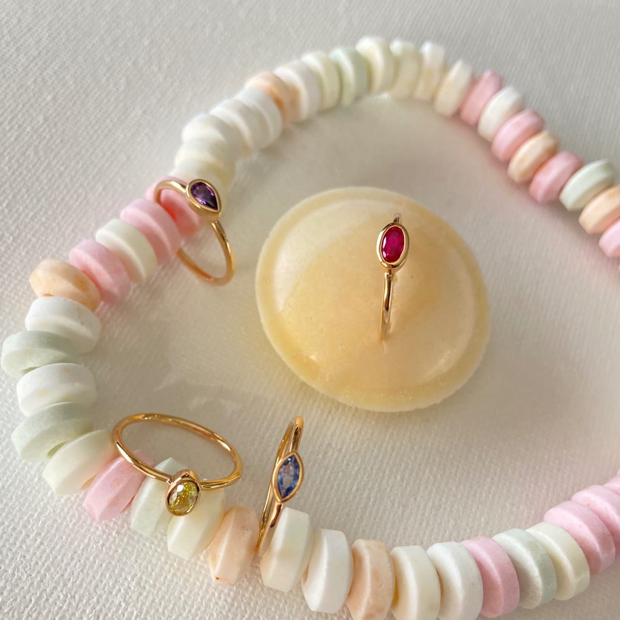 Bagues avec pierre en couleur posées sur des bonbons Les Bijoux Chics