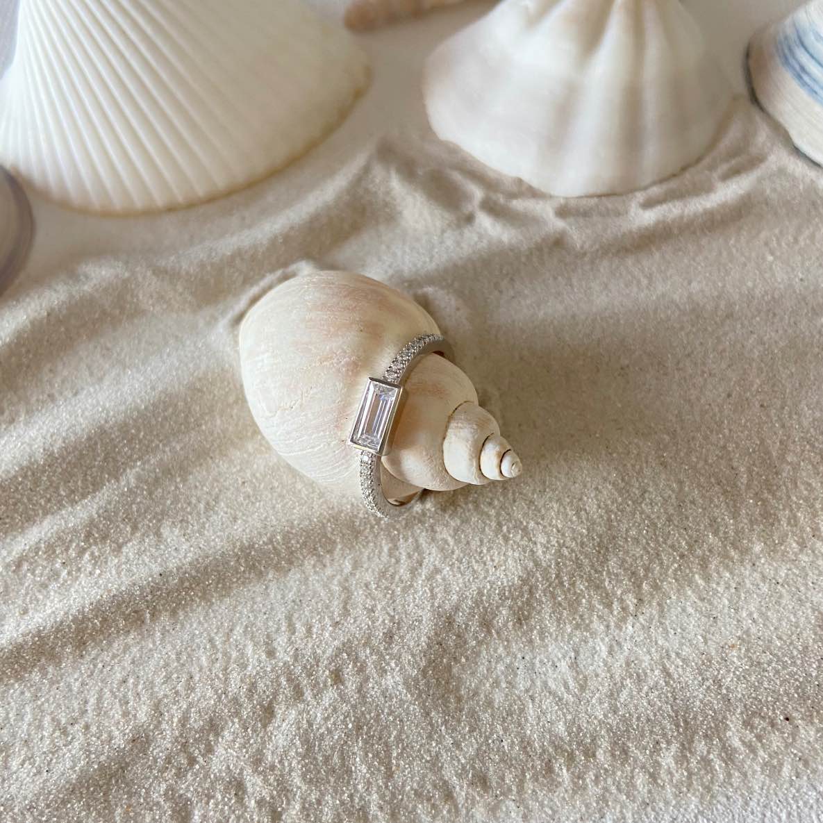 Bague en argent rhodié avec pierre zirconium rectangulaire