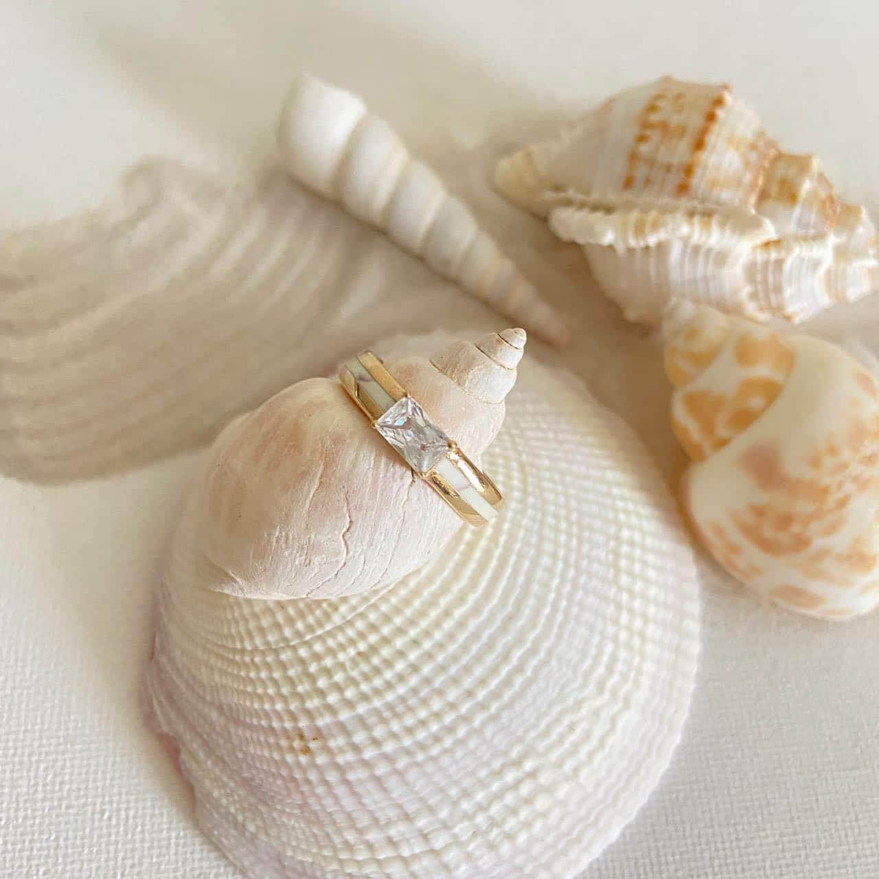 Bague plaqué or et émail blanc