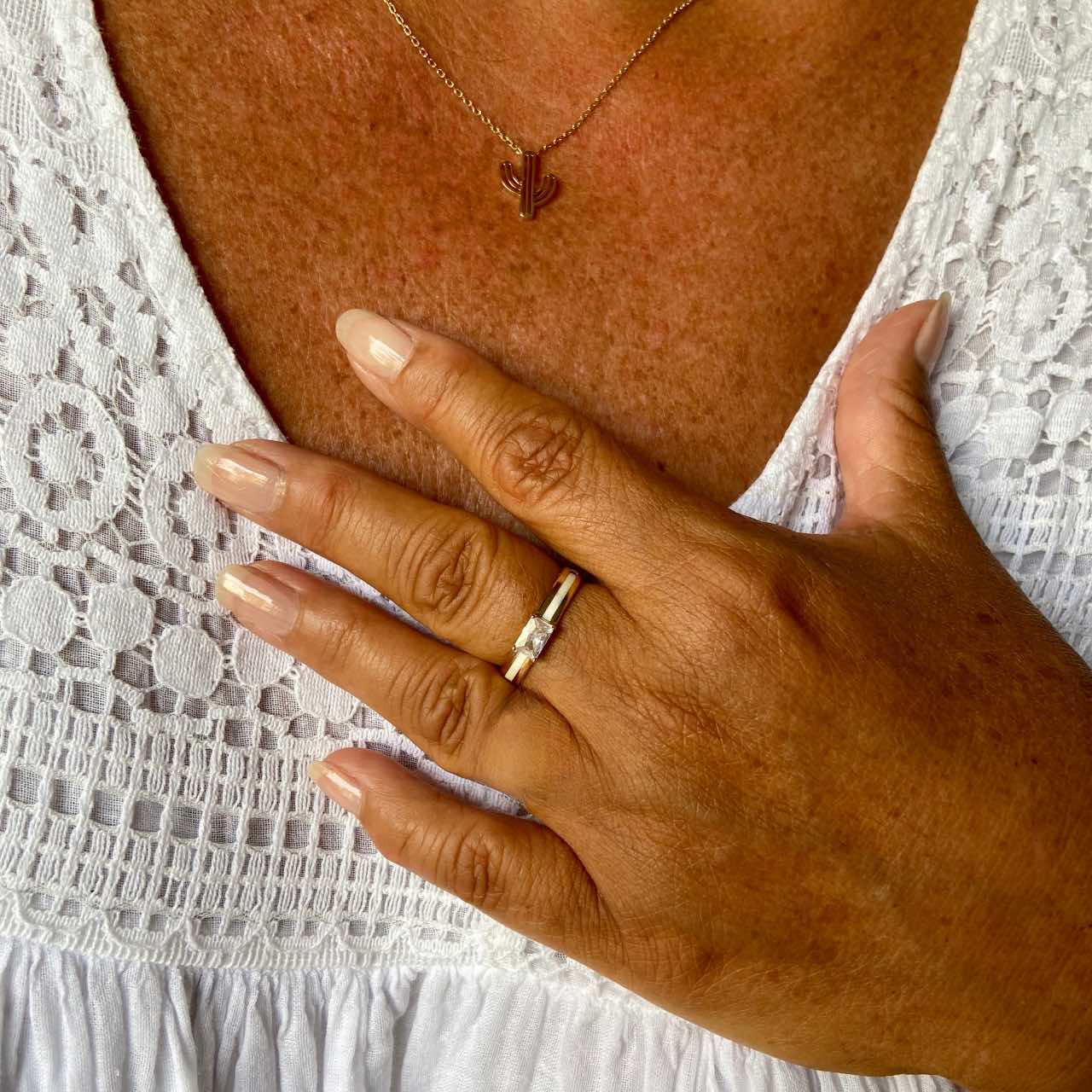 Bague plaqué or et émail blanc