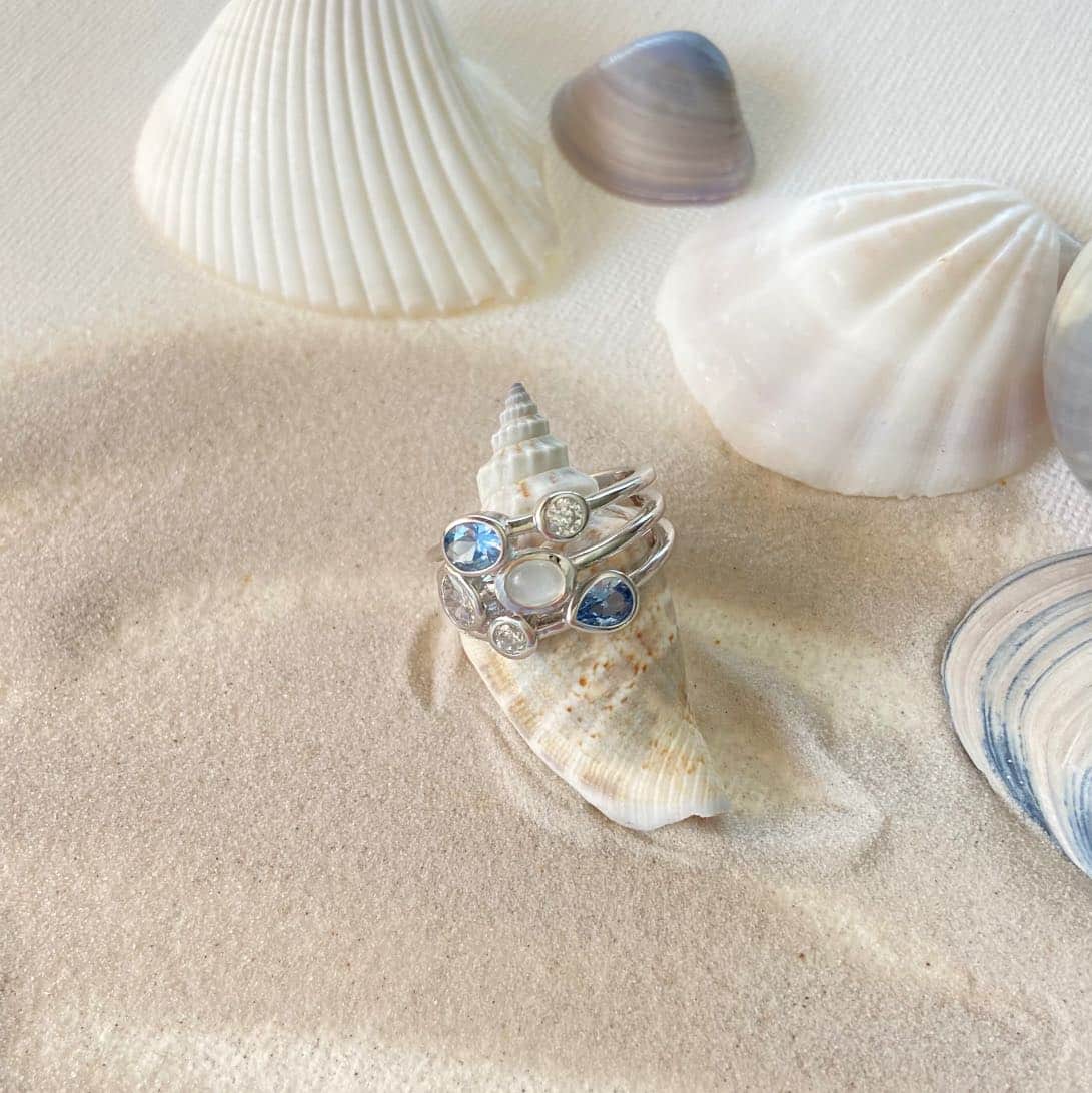 bague en argent avec pierre de nacre et oxydes bleu