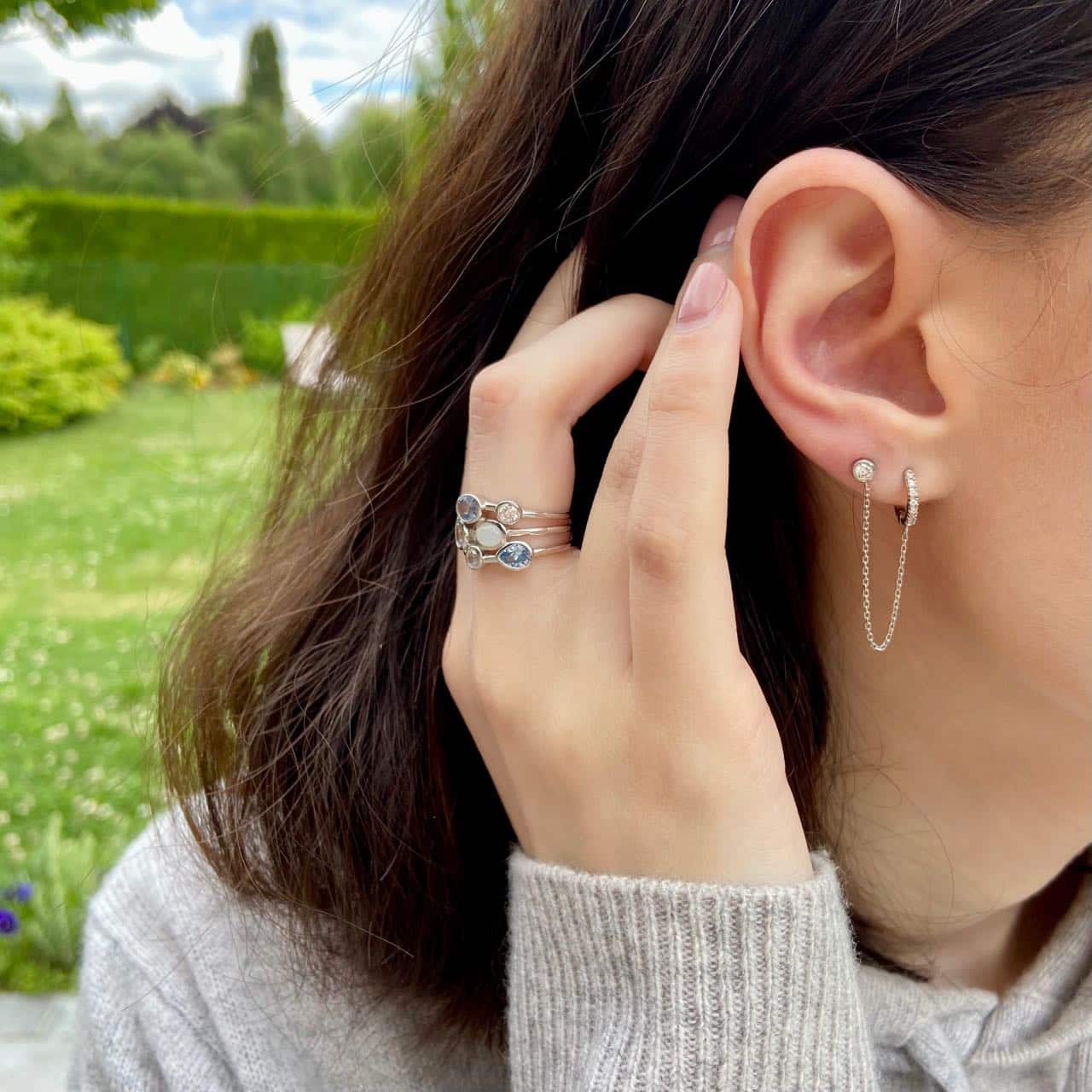 jeune fille brune portant une bague en argent avec pierre de nacre et oxydes bleu et arnget