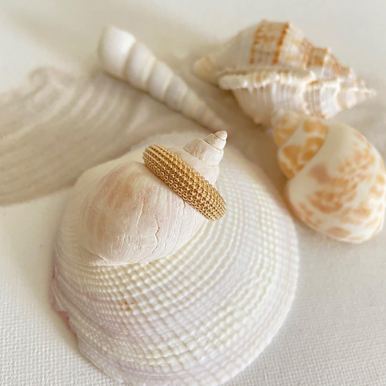 Large bague plaqué or perlée