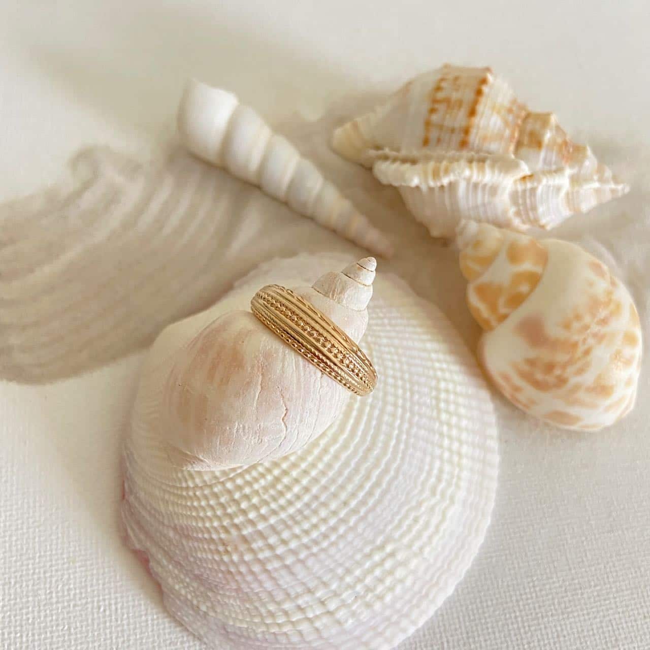 Large bague plaqué or ciselée