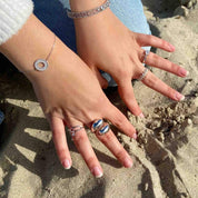 jeune fille portant des bagues en argent fond sable