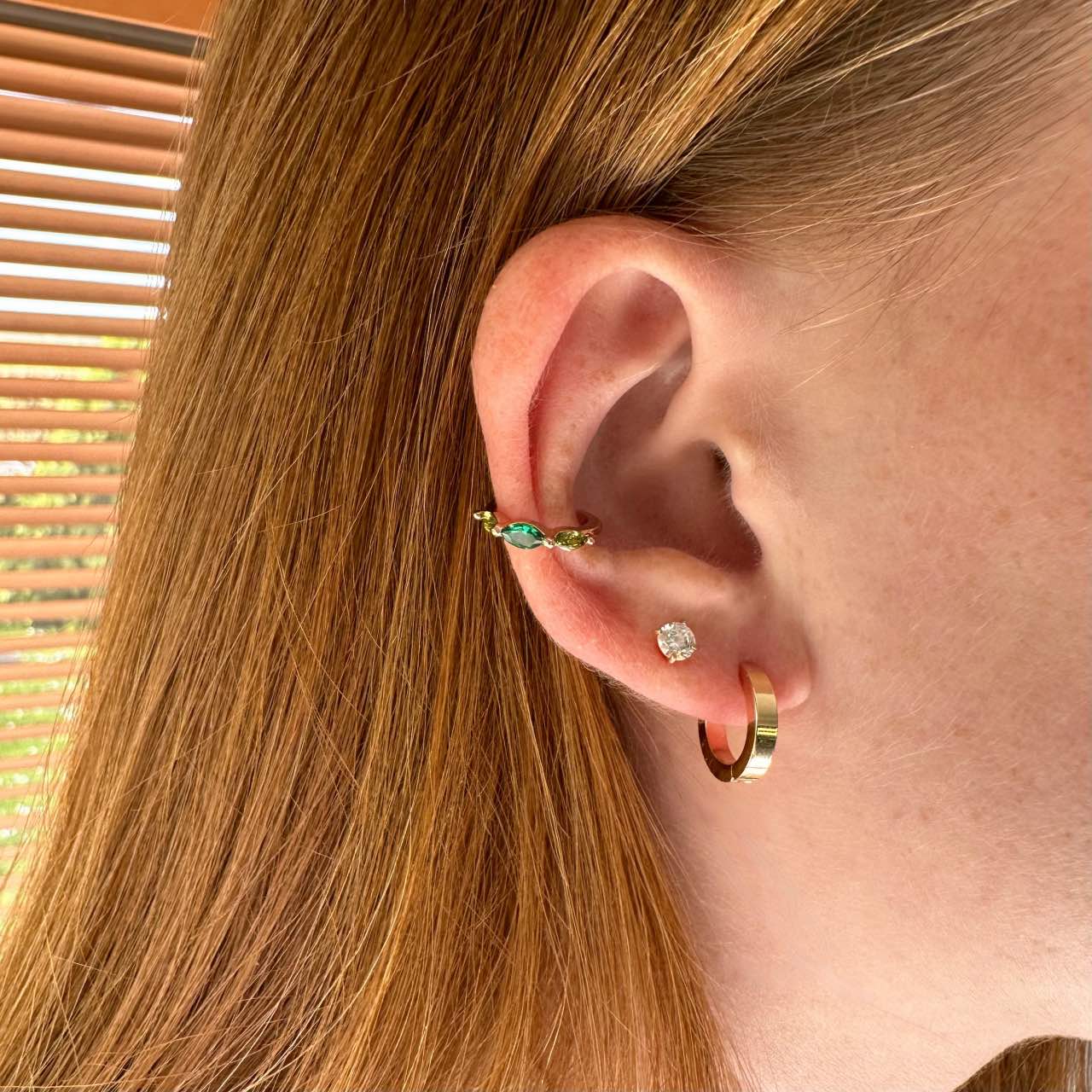 Bague d'oreille plaqué or pierre verte