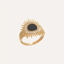Bague dorée à cabochon noir ovale, entourée de picots sertis de zircons