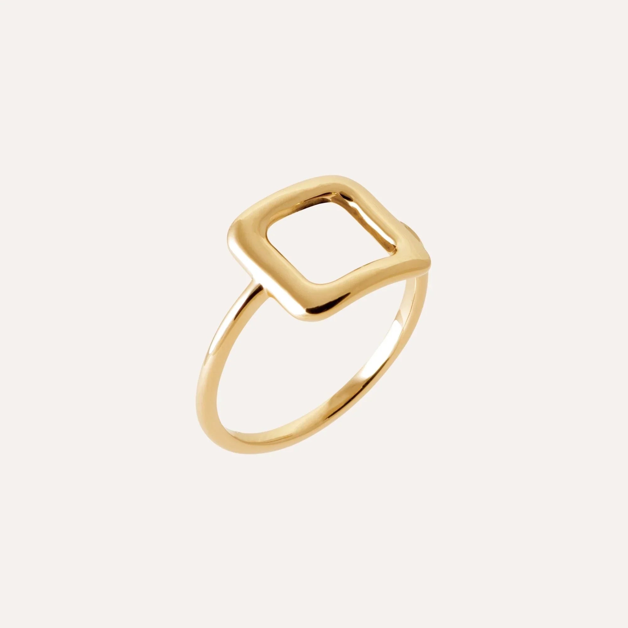 Bague plaquée or à motif carré ajouré, monture angulaire brillante.