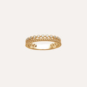 Bague chic en or jaune avec deux rangs, sertie de petites pierres brillantes, fond clair.