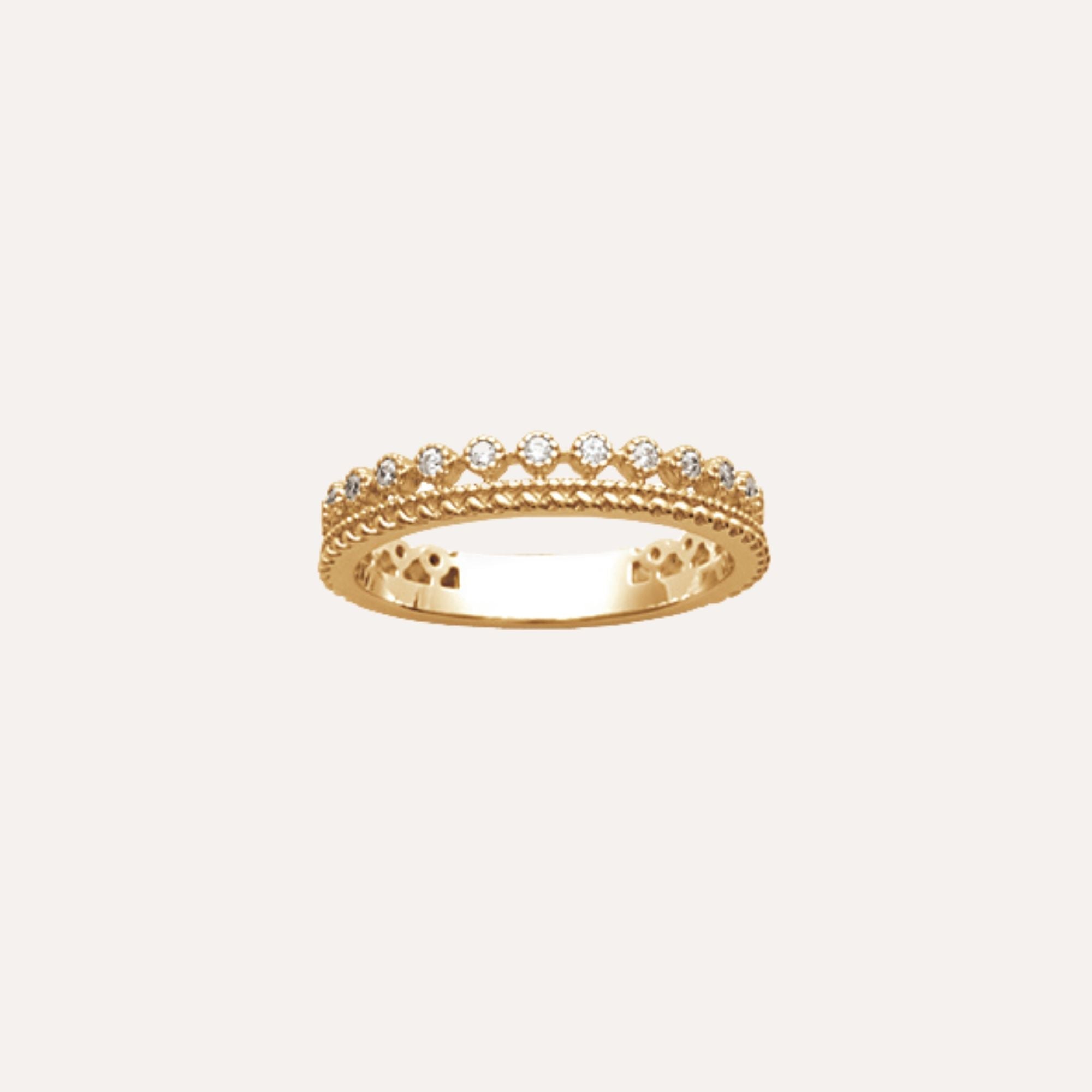 Bague chic en or jaune avec deux rangs, sertie de petites pierres brillantes, fond clair.