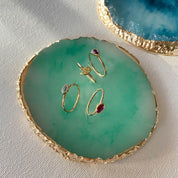 Composition de 4 bagues fines plaqué or avec pierre couleur vert, rouge ou bleu et mauve