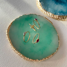 Composition de 4 bagues fines plaqué or avec pierre couleur vert, rouge ou bleu et mauve