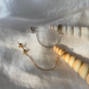 Double boucle d'oreille en argent et plaqué or et zirconium relié par une chainette