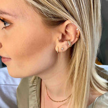 gros plan bagues d'oreilles et boucles plaqué or