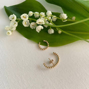 Boucle perlée vendue à l'unité s'accroche dans l'oreille et passe sous le lobe