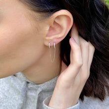 Double boucle d'oreille argent rhodié composé de deux créoles reliées par une chainette.