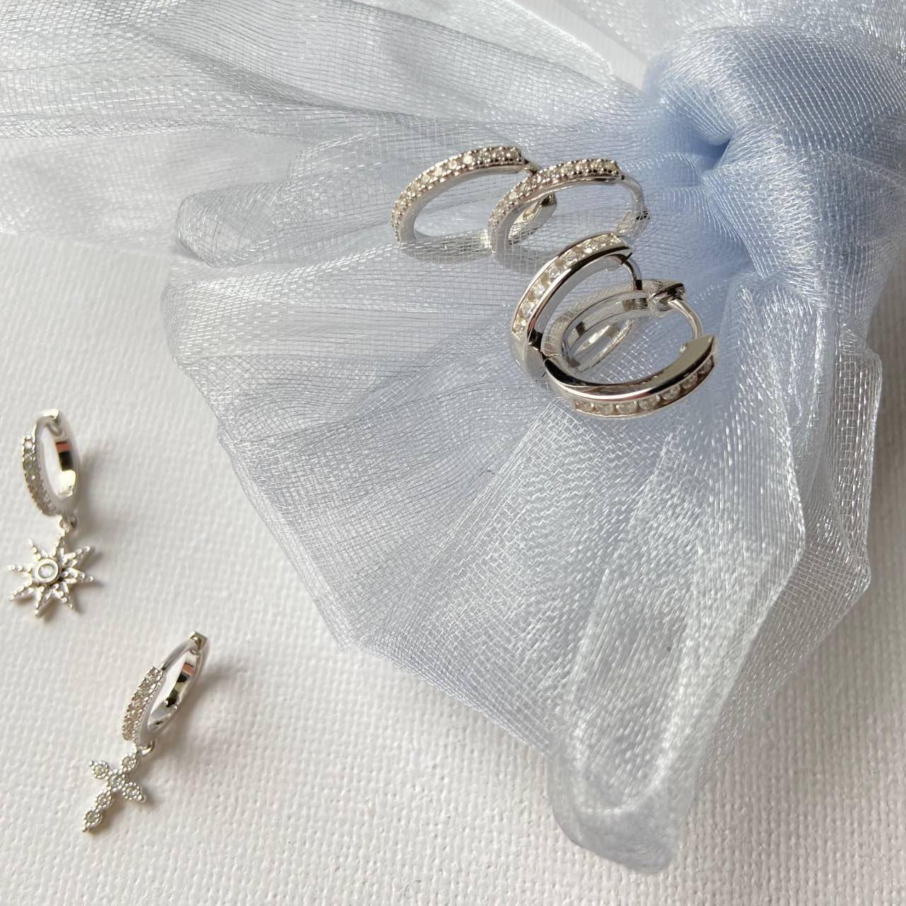 Petites créoles argent rhodié demi tour zircon