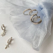 Petites créoles argent rhodié demi tour zircon