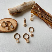 Ensemble de boucles d'oreilles plaqué or fond bois