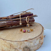 Boucles d'oreilles puces pierre bleu rouge