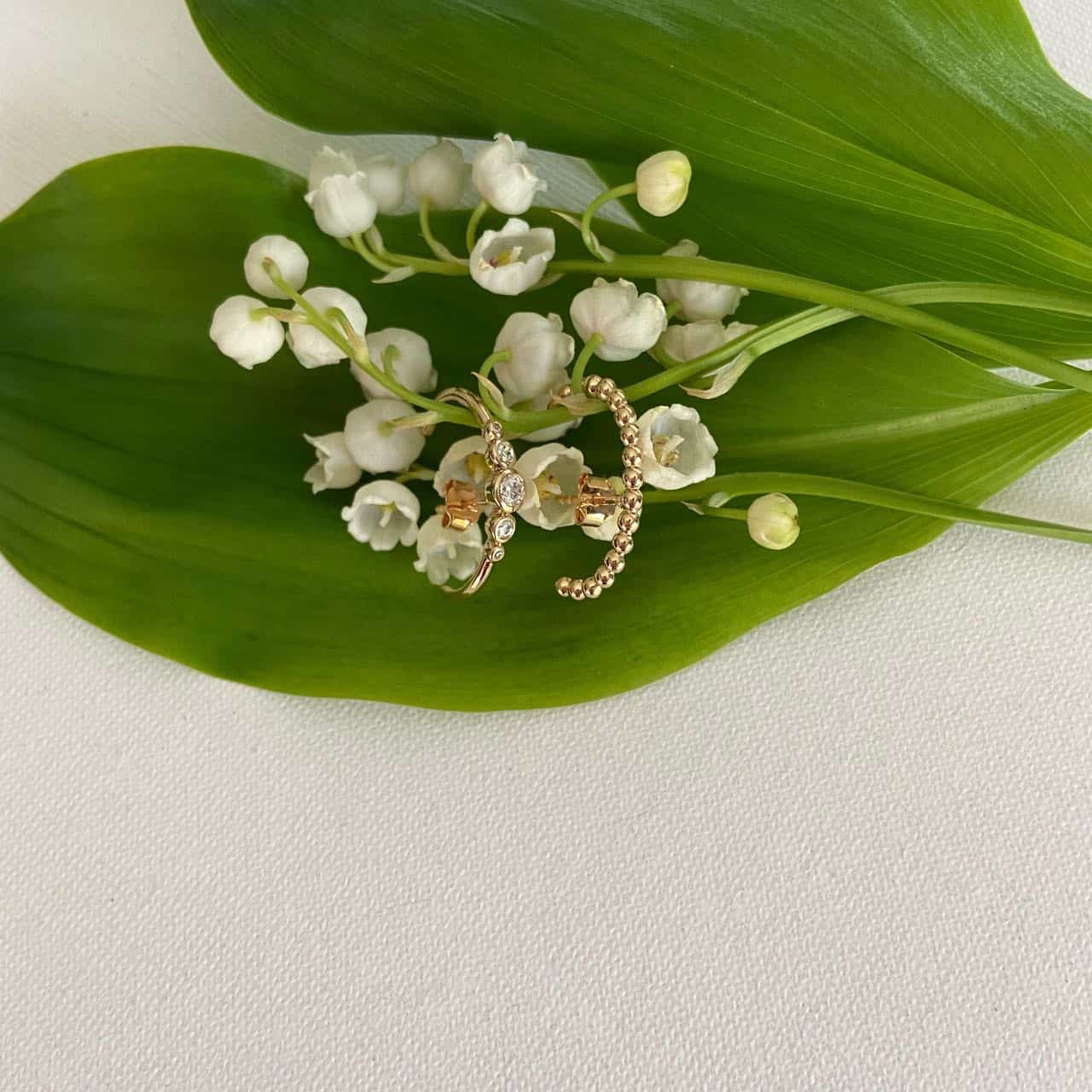 Boucle perlée vendue à l'unité s'accroche dans l'oreille et passe sous le lobe