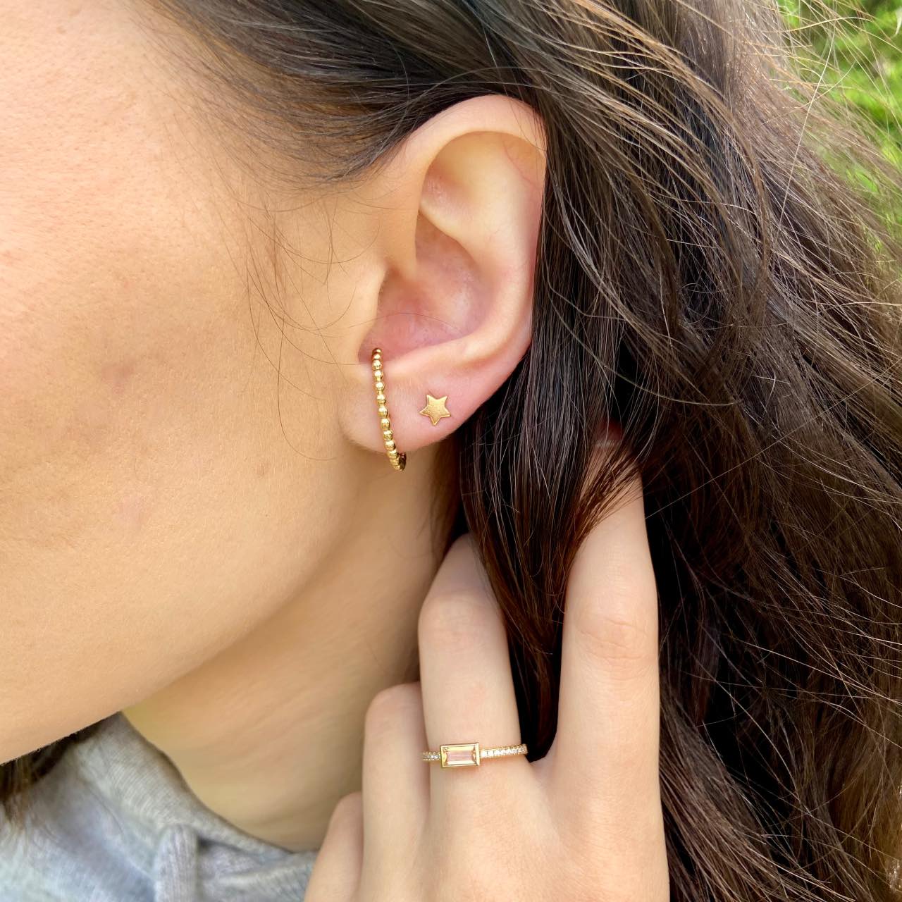 Boucle perlée vendue à l'unité s'accroche dans l'oreille et passe sous le lobe