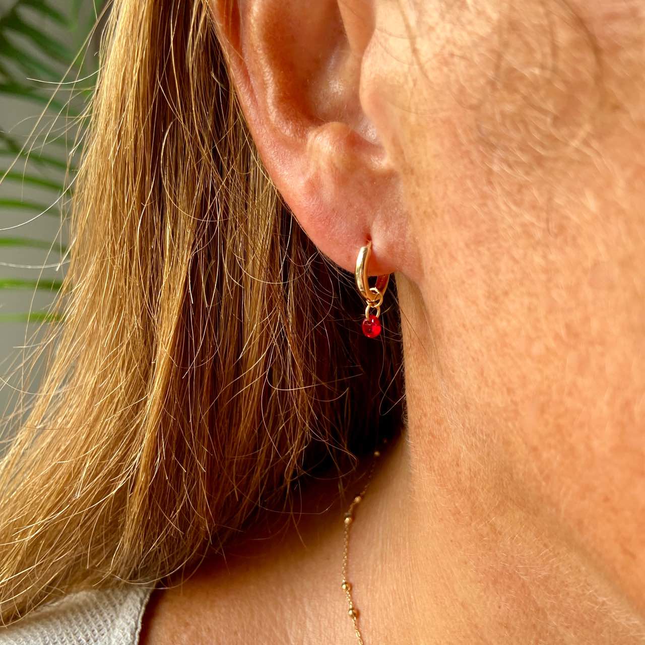 Petites créoles plaqué or pierre rouge