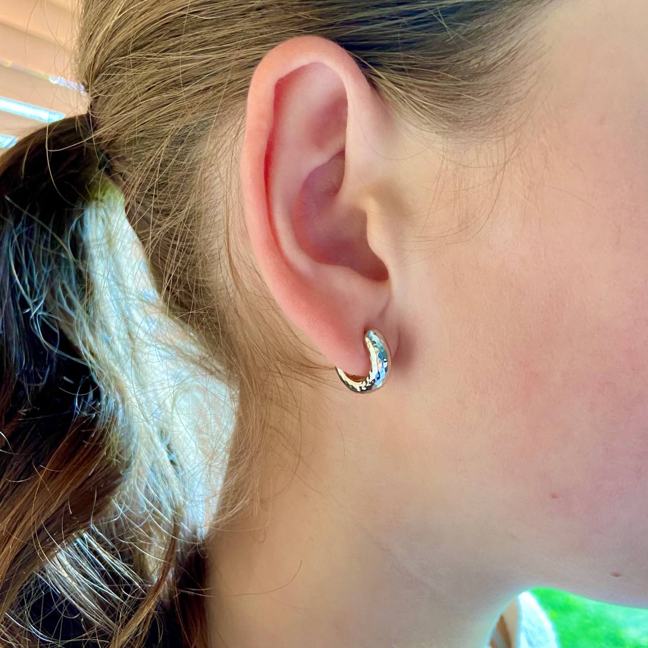 Petites créoles en argent martelé