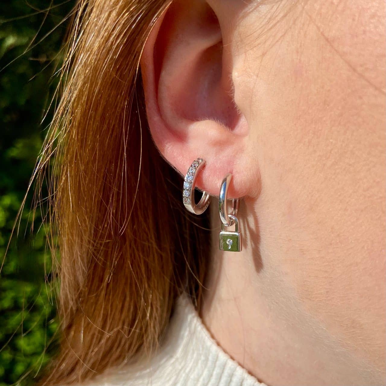 Petites créoles argent zirconium avec cadenas