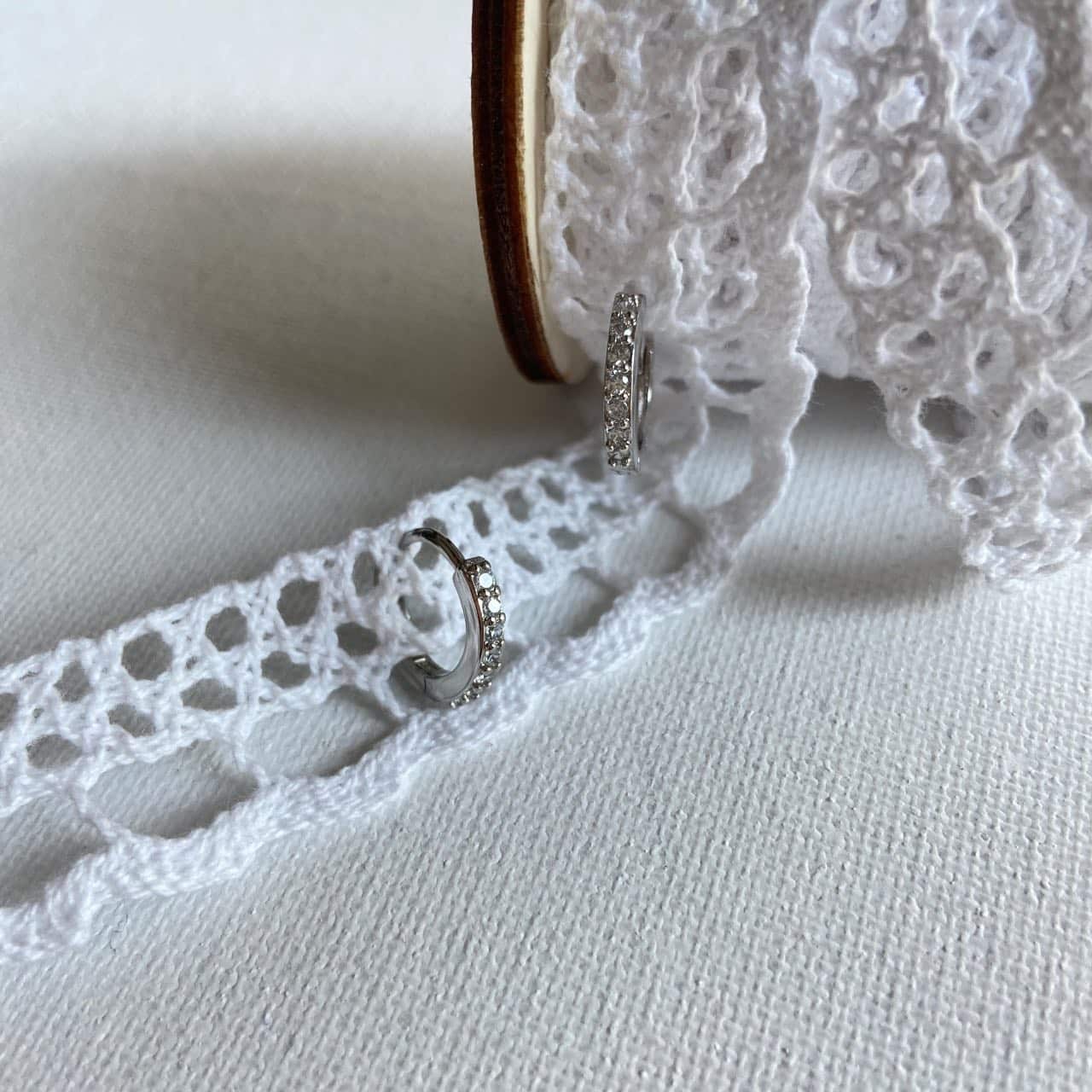 Petites créoles argent avec zirconiums