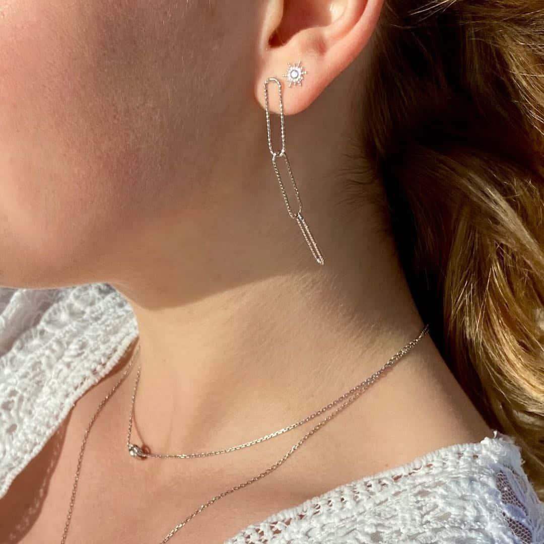 Boucles d’oreilles pendantes en argent, maillons texturés avec petit motif au lobe.