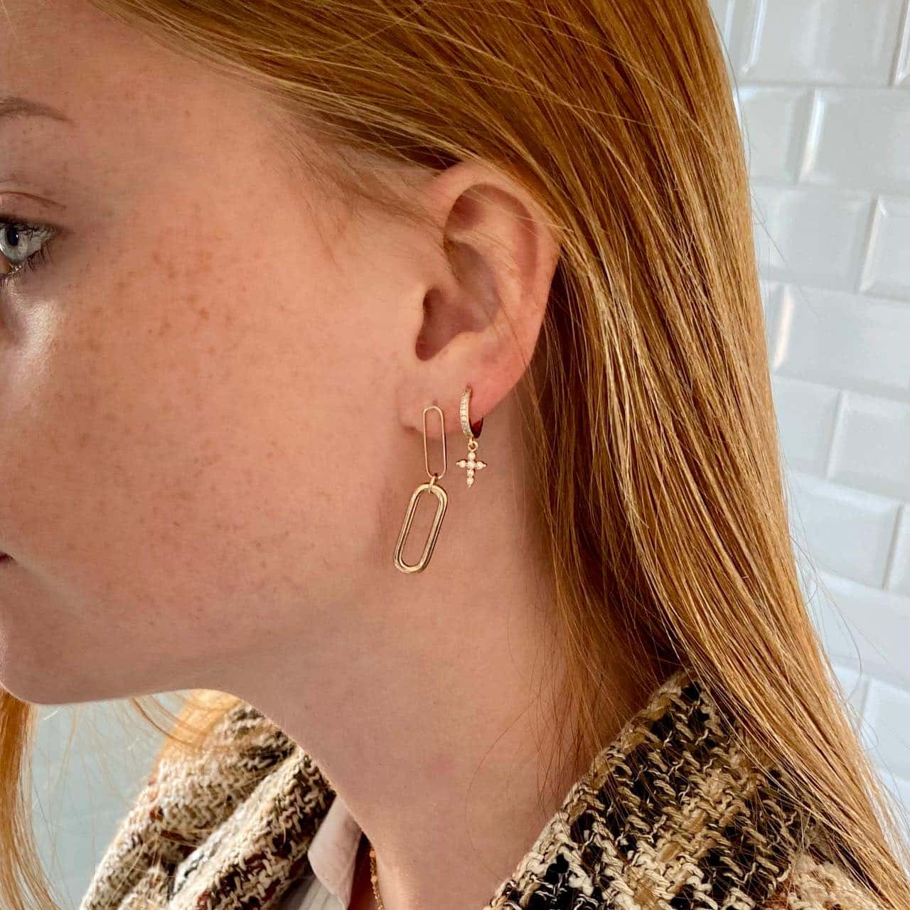 Petite créole sertie d'oxyde de zirconium agrémentée d'une croix