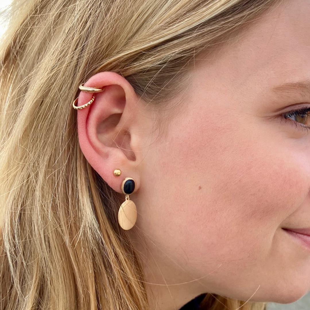 Boucles d'oreilles boules en plaqué or diam 5 mm sur une jeune fille aux cheveux blonds