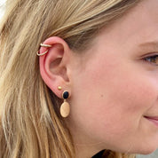 Boucles d'oreilles boules en plaqué or diam 5 mm sur une jeune fille aux cheveux blonds