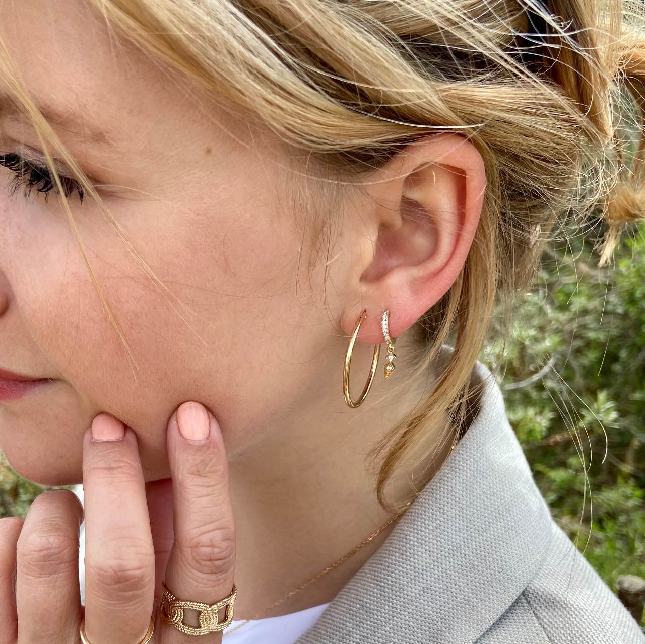 Jeune femme portant des créoles fines en plaqué or et des petites créoles