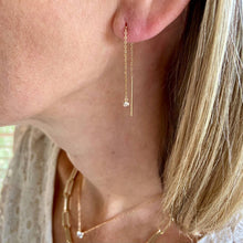 Longues boucles d'oreilles traversant le lobe