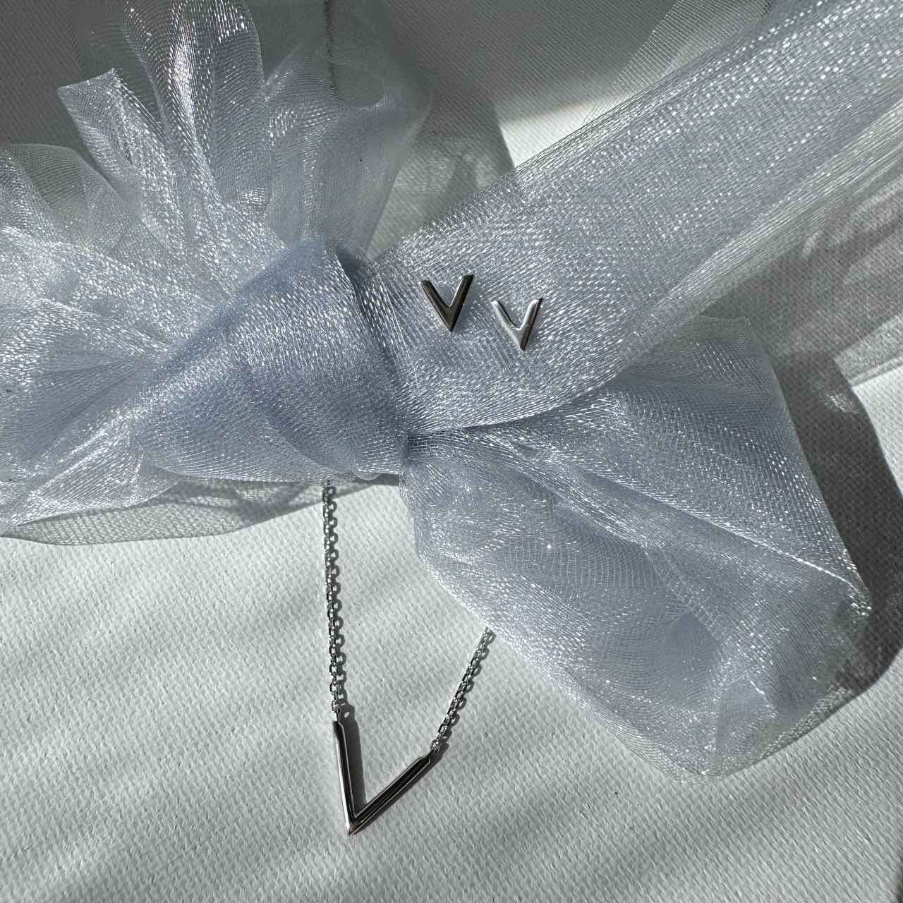 Boucle d'oreille puces forme V en argent