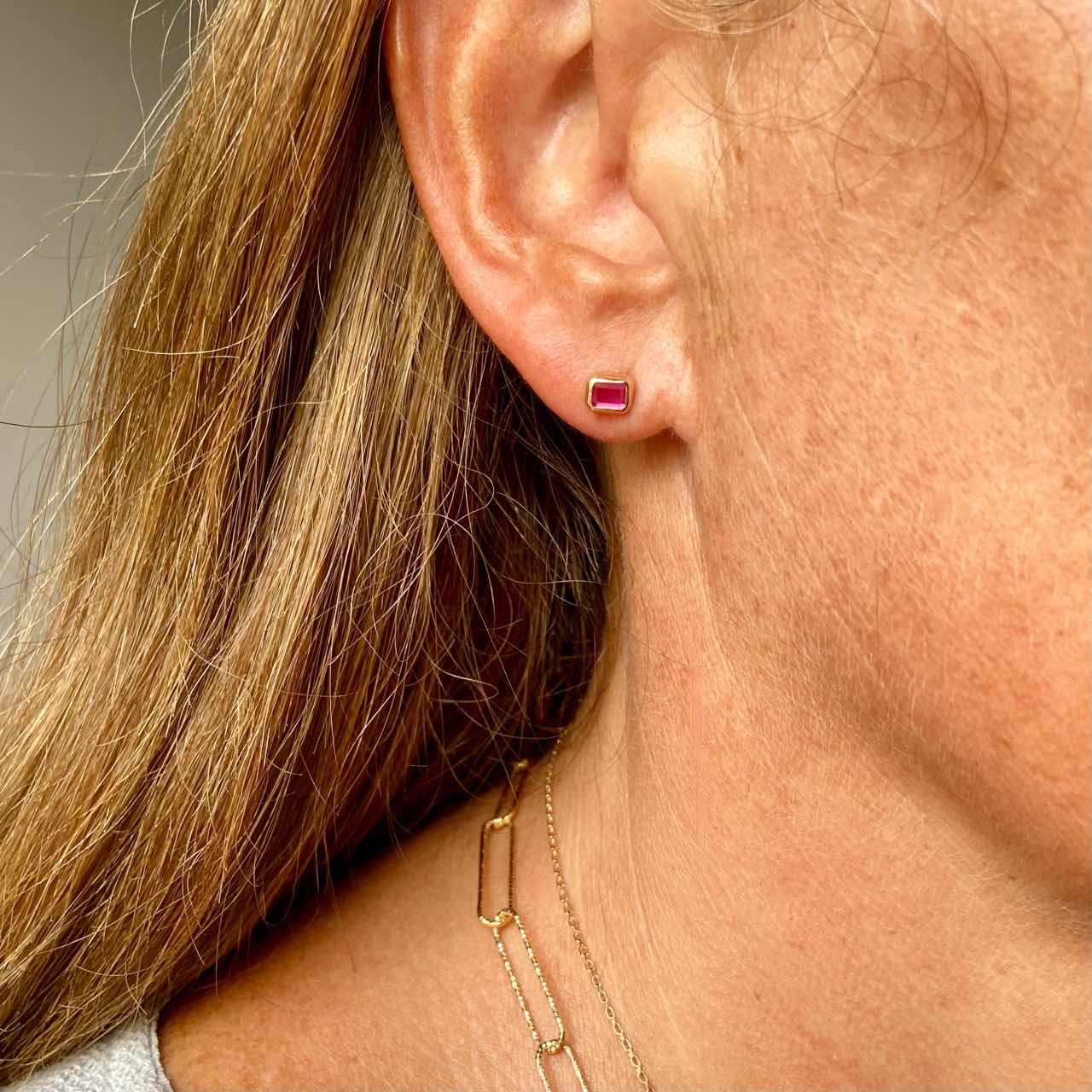 Boucles d'oreilles puces plaqué or pierre rouge