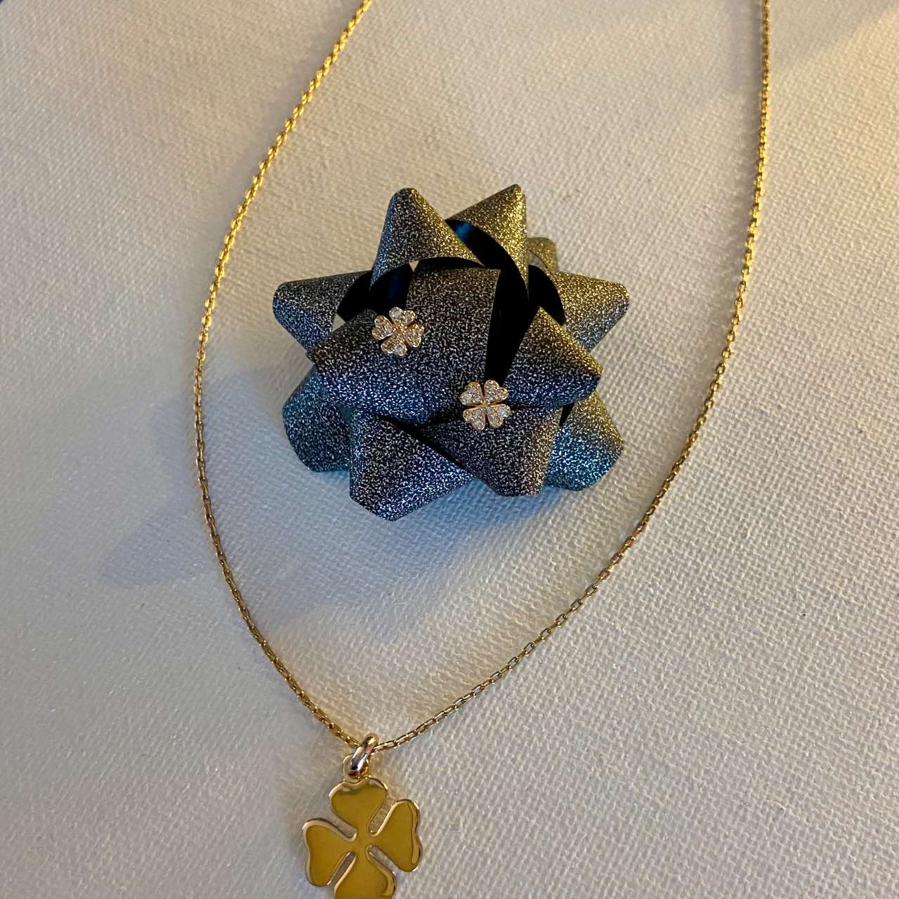 Boucles puces trèfle plaqué or